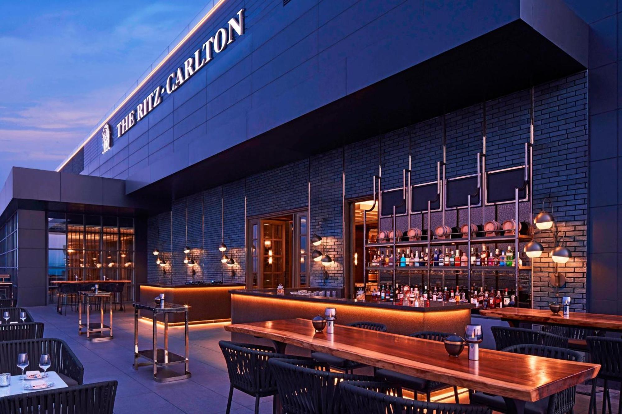 The Ritz-Carlton, Pune Zewnętrze zdjęcie